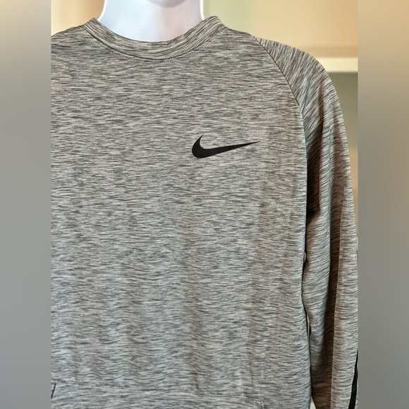 Nike Big Boys Comfort Dri-fit Fleece Training Top - Picture 7 of 8